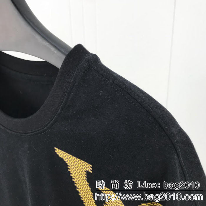LV路易威登 19ss早春 胸口大倒字母限定款 精梳棉短袖 情侶款 ydi1472